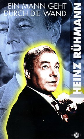 Ein Mann geht durch die Wand